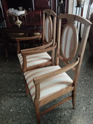 Dos sillones de madera con tapicería