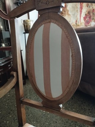 Dos sillones de madera con tapicería