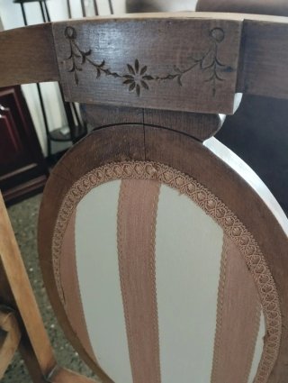 Dos sillones de madera con tapicería
