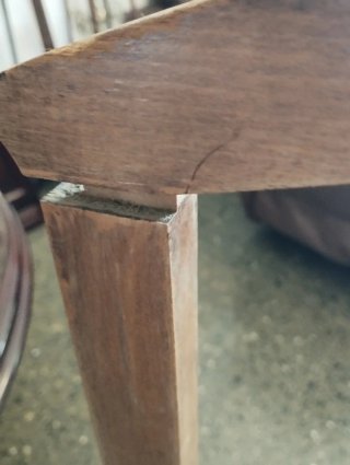 Dos sillones de madera con tapicería