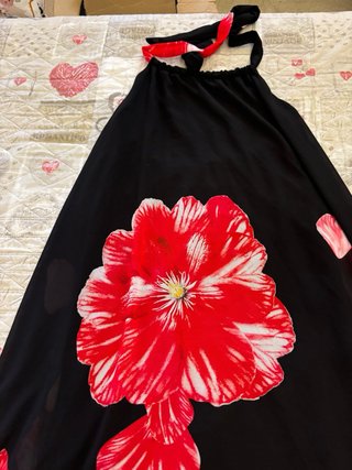 Abito lungo nero con fiori rossi