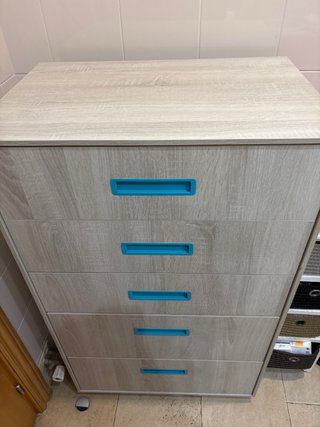 Cómoda madera clara tiradores azules