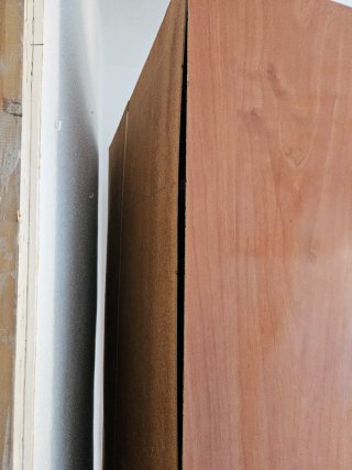 Armario de madera beige y marrón