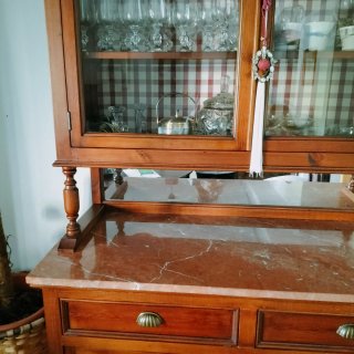 Aparador con vitrina de madera y mármol