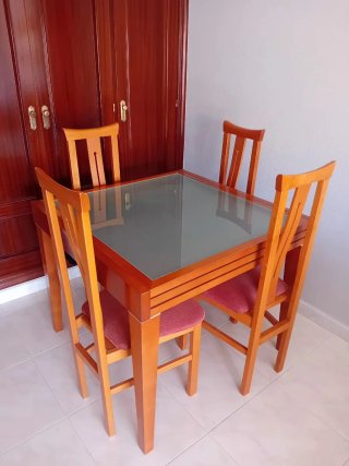 Mesa de comedor con 4 sillas