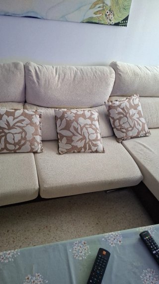 Sofá chaise longue beige y marrón