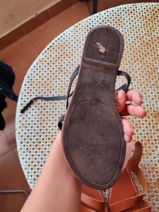 Sandalias planas negras y marrones