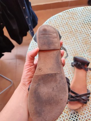 Sandalias planas de cuero marrón