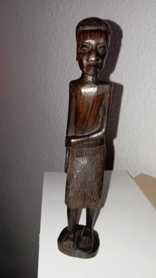 Figura africana de madera tallada