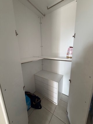 Armadio ad angolo bianco con cassettiera