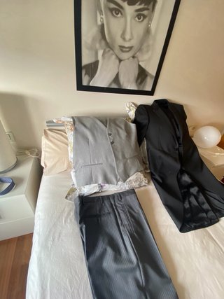 Traje de etiqueta negro y gris