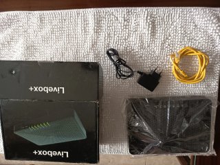 Router Livebox con accesorios