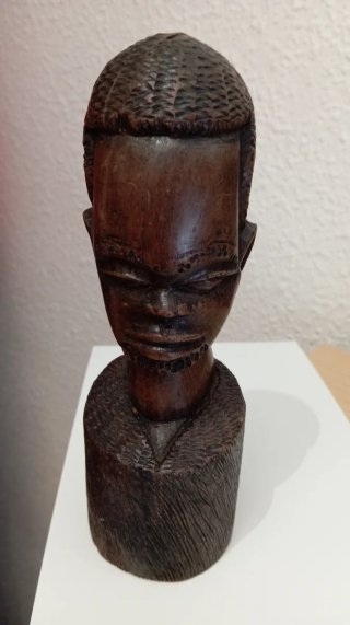Busto de madera africano tallado
