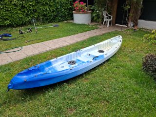 Kayak Azul y Blanco