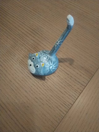 Gatito madera para anillos gris y blanco