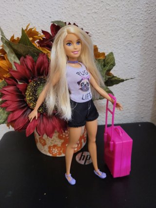 Muñeca Barbie petit con maleta y flores