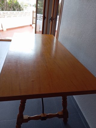 Mesa de comedor de madera de pino