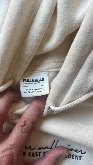 Sudadera beige Pull&Bear con logo