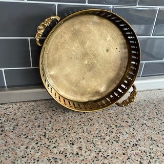 Bandeja redonda de latón con asas