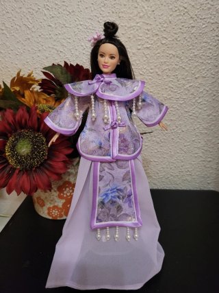 Muñeca barbie con traje tradicional morado