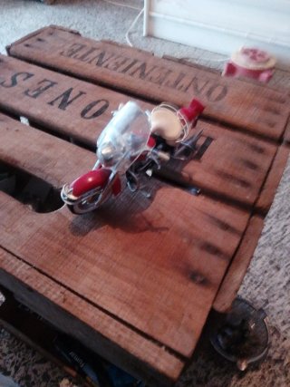 Moto miniatura roja y blanca