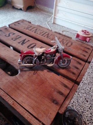 Moto miniatura roja y blanca
