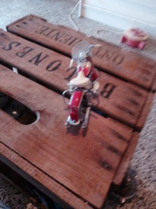 Moto miniatura roja y blanca