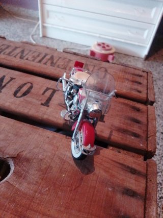 Moto miniatura roja y blanca
