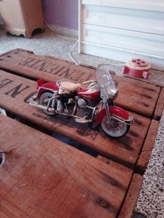 Moto miniatura roja y blanca