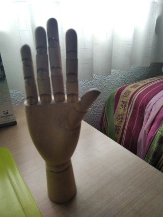 Mano articulada de madera