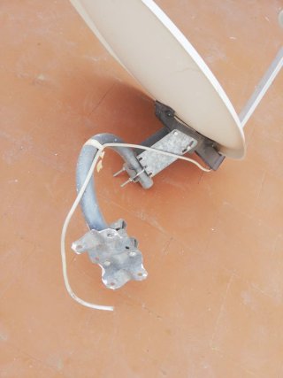 Antena Parabólica con enganche para pared o balcón