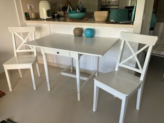 Mesa de cocina blanca con 2 sillas