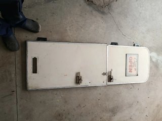 Puerta de caravana y marco