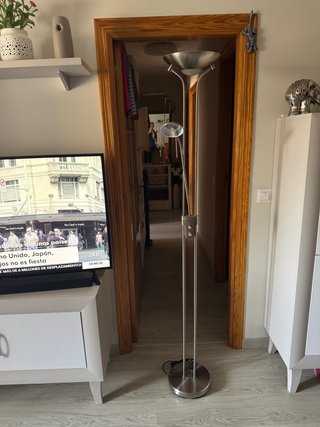Lámpara de pie moderna plateada