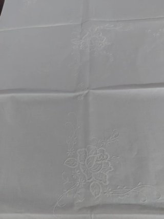 Tovaglietta ricamata a mano 85x85