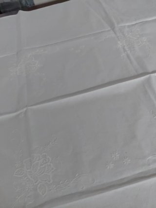 Tovaglietta ricamata a mano 85x85