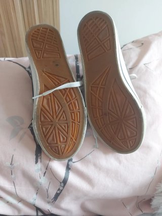 Zapatillas deportivas negras y blancas
