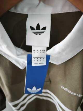 Polo Adidas Verde Oliva con Rayas Blancas