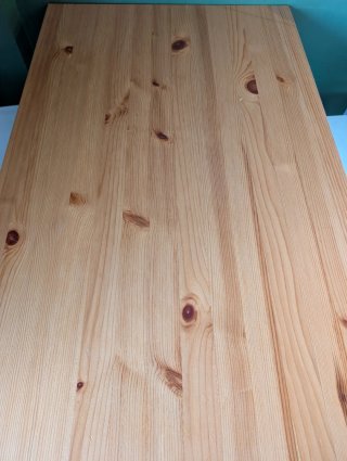 Mesa de comedor de madera y blanco