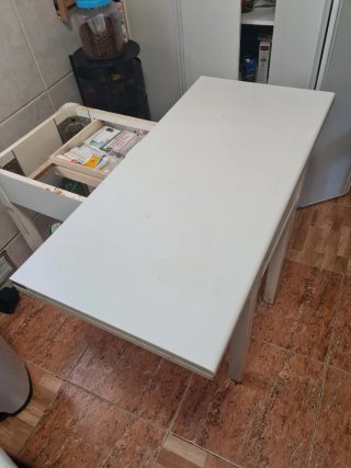 Mesa de madera blanca plegable