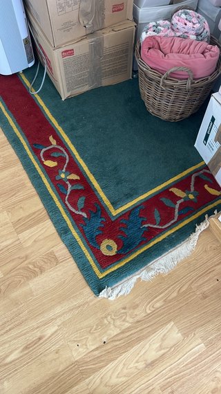 Alfombra sala verde y roja