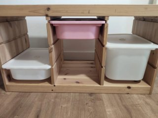 Banco de madera con cajones de plástico