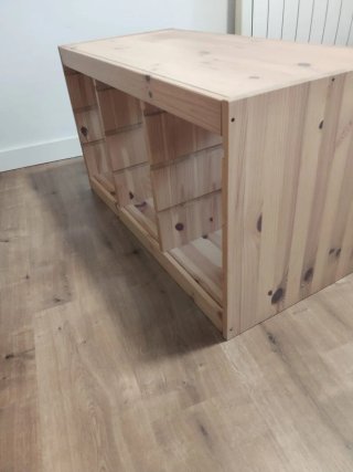 Banco de madera con cajones de plástico