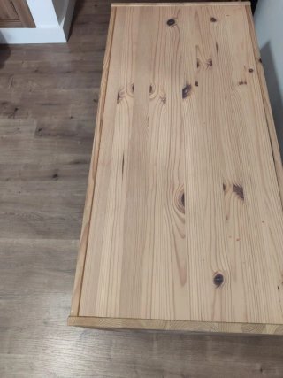 Banco de madera con cajones de plástico