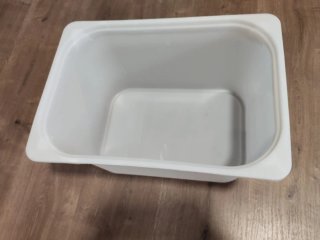 Banco de madera con cajones de plástico