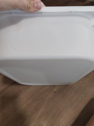 Banco de madera con cajones de plástico