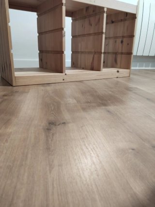 Banco de madera con cajones de plástico