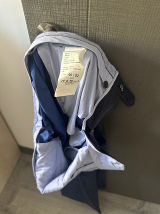 Traje de novio azul con chaleco estampado