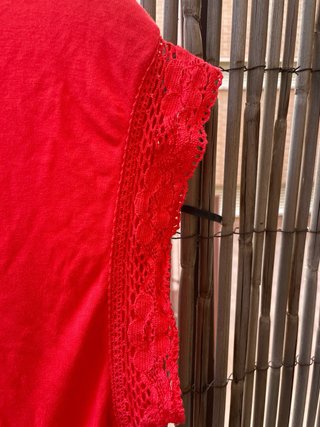 Camiseta roja Dolores Promesas talla Xs con encaje
