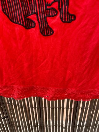 Camiseta roja Dolores Promesas talla Xs con encaje